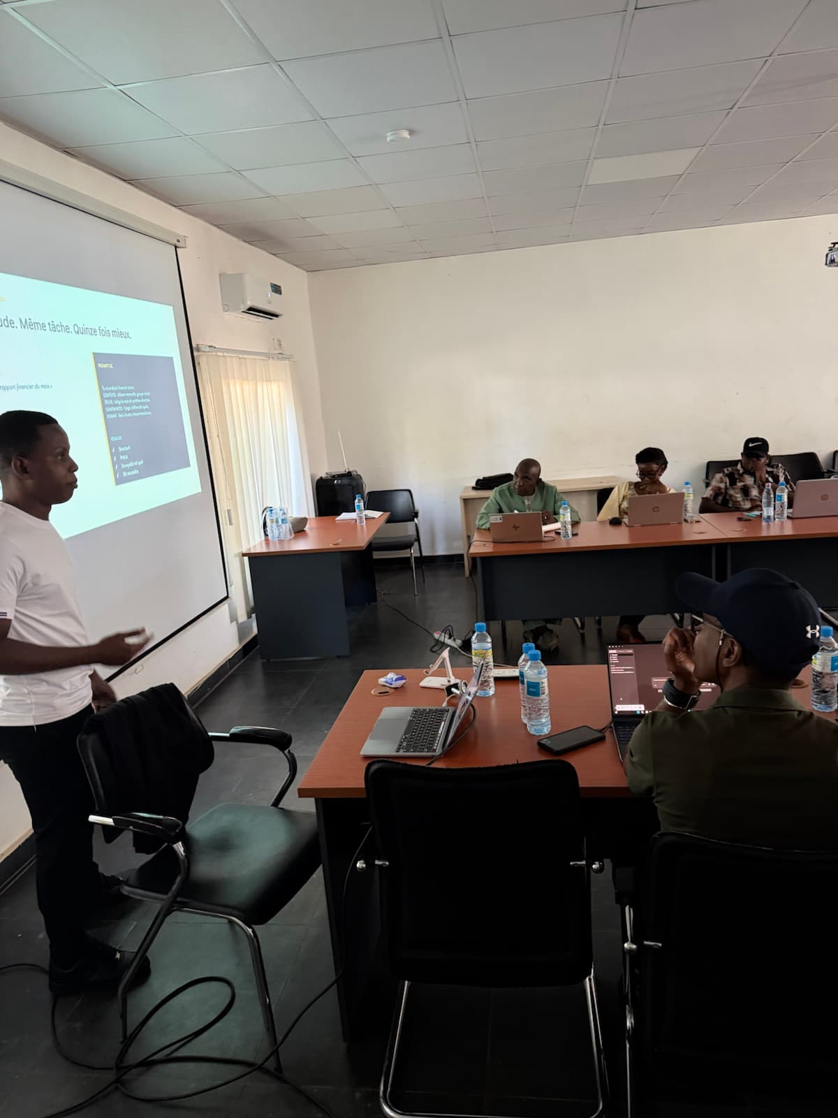 Explaining AI working methods in the training room.